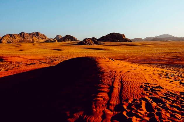Sunset over the sand dunes and mountains of Wadi Rum, Jordan Wadi Rum Village, Aqaba Governorate, Jordan CR_BLBU200904-463251-01