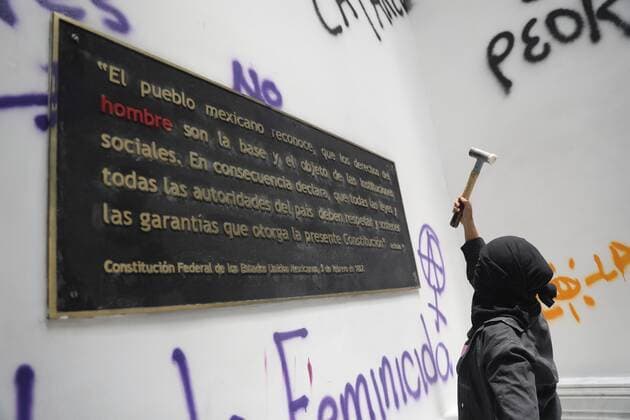 A woman paints the walls of the National Human Rights Commission in Mexico City, Mexico, 07 September 2020. The feminists maintain for the fourth day, taken over the facilities of the National Human Rights Commission (CNDH) of Mexico, in the center of this capital, as a measure of pressure to attend to the cases of relatives of victims of violence. EFE Sashenka Gutierrez Feminists maintain facilities taken over by the Human Rights Commission of Mexico !ACHTUNG: NUR REDAKTIONELLE NUTZUNG!  Copyright: xSashenkaxGutierrezx MEX6712 20200908-637351297741755559