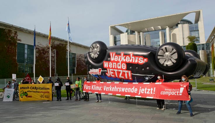 Bilder des Jahres 2020, News 09 September News Themen der Woche KW37 News Bilder des Tages 08 . 09 . 2020 , Berlin Mitte : Anlaesslich des heute im Bundeskanzleramt stattfindenen Autogipfels protestieren Umweltaktivisten ( u.a. von greenpeace und campact ) vor dem Kanzleramt unter dem Motto : Verkehrswende jetzt ! *** 08 09 2020 , Berlin Mitte On the occasion of the car summit taking place today in the Federal Chancellery, environmental activists from greenpeace and campact, among others, are protesting in front of the Chancellery under the slogan Verkehrswende jetzt