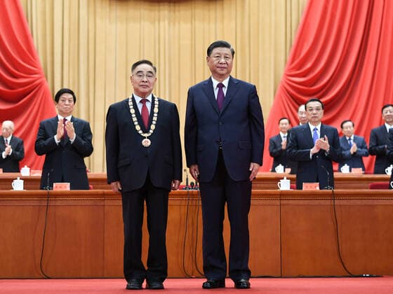 (200908) -- BEIJING, Sept. 8, 2020 -- Chinese President Xi Jinping, also general secretary of the Communist Party of China Central Committee and chairman of the Central Military Commission, presents a medal to Zhang Boli, recipient of the national honorary title, the People s Hero, during a meeting commending role models in the country s fight against the COVID-19 epidemic at the Great Hall of the People in Beijing, capital of China, Sept. 8, 2020. ) CHINA-BEIJING-COVID-19 FIGHT-ROLE MODELS-COMMENDATION MEETING (CN) XiexHuanchi