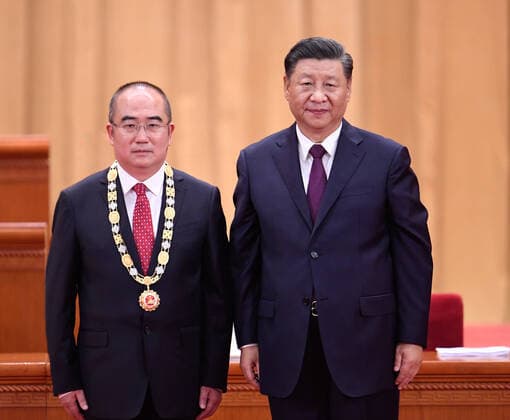(200908) -- BEIJING, Sept. 8, 2020 -- Chinese President Xi Jinping, also general secretary of the Communist Party of China Central Committee and chairman of the Central Military Commission, presents a medal to Zhang Dingyu, recipient of the national honorary title, the People s Hero, during a meeting commending role models in the country s fight against the COVID-19 epidemic at the Great Hall of the People in Beijing, capital of China, Sept. 8, 2020. ) CHINA-BEIJING-COVID-19 FIGHT-ROLE MODELS-COMMENDATION MEETING (CN) ShenxHong