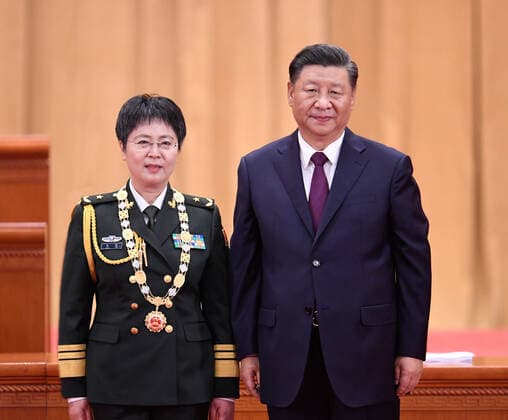 (200908) -- BEIJING, Sept. 8, 2020 -- Chinese President Xi Jinping, also general secretary of the Communist Party of China Central Committee and chairman of the Central Military Commission, presents a medal to Chen Wei, recipient of the national honorary title, the People s Hero, during a meeting commending role models in the country s fight against the COVID-19 epidemic at the Great Hall of the People in Beijing, capital of China, Sept. 8, 2020. ) CHINA-BEIJING-COVID-19 FIGHT-ROLE MODELS-COMMENDATION MEETING (CN) ShenxHong