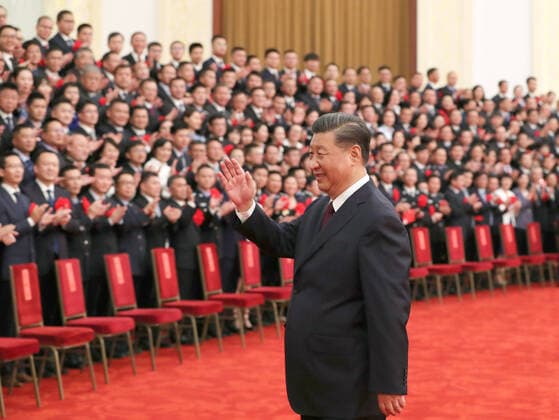 News Bilder des Tages (200908) -- BEIJING, Sept. 8, 2020 -- Chinese President Xi Jinping, also general secretary of the Communist Party of China Central Committee and chairman of the Central Military Commission, gestures as he meets with recipients of the Medal of the Republic and the national honorary title, representatives of outstanding groups and individuals before a meeting commending role models in the country s fight against the COVID-19 epidemic at the Great Hall of the People in Beijing, capital of China, Sept. 8, 2020. ) CHINA-BEIJING-COVID-19 FIGHT-ROLE MODELS-COMMENDATION MEETING (CN) HuangxJingwen 