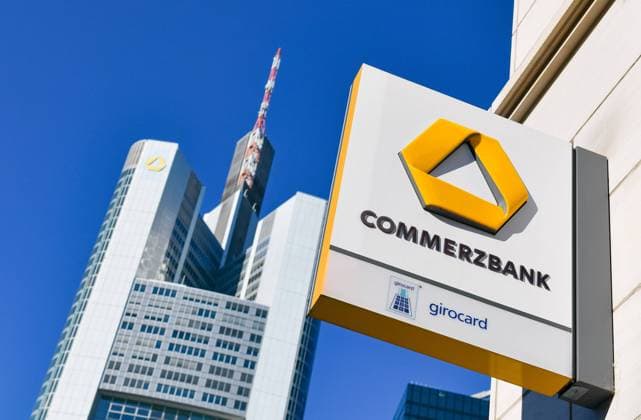 xblx, Commerzbank Filiale, dahinter der Commerzbank Tower Frankfurt am Main *** xblx, Commerzbank branch, behind it the Commerzbank Tower Frankfurt am Main