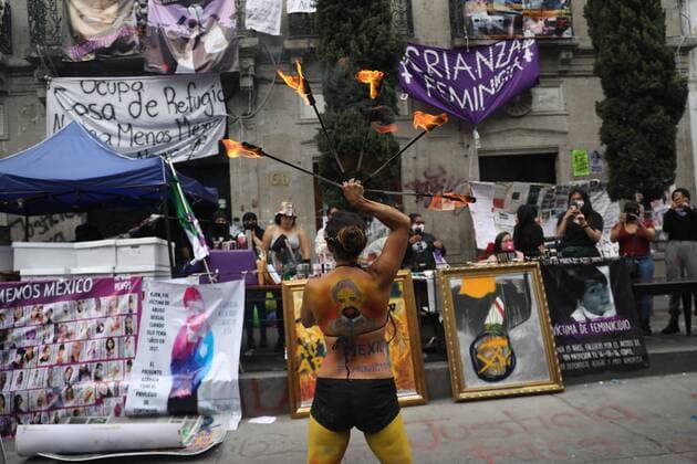 Women protest during the occupation of the headquarters of the National Human Rights Commission in Mexico City, Mexico, 08 September 2020. The president of Mexico, Andres Manuel Lopez Obrador, described the current protest by women and the occupation of the facilities of the National Human Rights Commission (CNDH) as an exaggeration by the conservative press. EFE Sáshenka Gutiérrez Lopez Obrador says that women s protest at HR headquarters is an exaggeration !ACHTUNG: NUR REDAKTIONELLE NUTZUNG!  Copyright: xSáshenkaxGutiérrezx MEX6749 20200909-637352158624457934