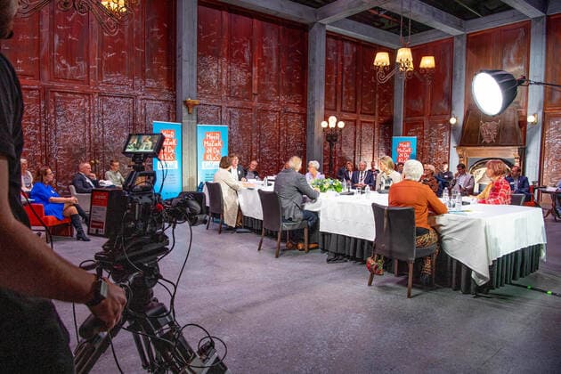 09-09-2020 Katwijk Queen Máxima attended the national Music Table Day (MuziekTafeldag), organized by the Méér Muziek in de Klas foundation, in the Theaterhangaar in Katwijk. Jantien Westerveld, directeur Meer Muziek in de Klas Cor Ottens, gespreksleider Hans Groot, Algemeen Directeur Kindcentra stichting Tabijn Truus Hermkens, Projectleider Kristal Orkest (Samen muziek maken in het Kristal), bestuurslid van de Zonnehoek (speciaal onderwijs school) Erna Calkhoven, Voormalig Adjunct-directeur locatieleider basisschool Hellendoorn Cécile Servaes, Voormalig Voorzitter College van Bestuur Catent, voormalig Lid Raad van Toezicht ICO Centrum voor Kunst & Cultuur During the national Music Table Day, representatives of education, municipalitie Copyright: xPPEx