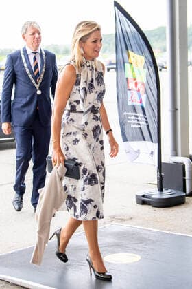 09-09-2020 Katwijk Queen Máxima with De heer Visser, burgemeester van Katwijk attended the national Music Table Day (MuziekTafeldag), organized by the Méér Muziek in de Klas foundation, in the Theaterhangaar in Katwijk. During the national Music Table Day, representatives of education, municipalities and cultural institutions came together, both physically and online.  Copyright: xPPEx