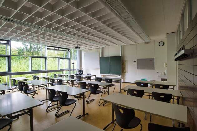 Empty classroom, Individual tables without distance rule, Corona crisis, Germany, Europe Copyright: imageBROKER/MichaelxWeber iblimw05859651.jpg