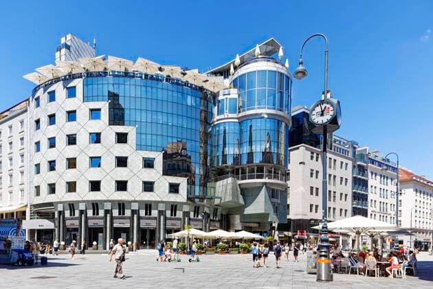 Architektur von Hans Hollein Haas-Haus, prägendes modernes Gebäude am Stock-im-Eisen-Platz, 1. Wiener Gemeindebezirk, Innere Stadt Wien, Östereich *** Haas Haus, formative modern building on the floor in Eisen Platz, 1 Viennese district, Inner City of Vienna, Austria Copyright: imageBROKER/NorbertxProbst iblnpr05860346.jpg