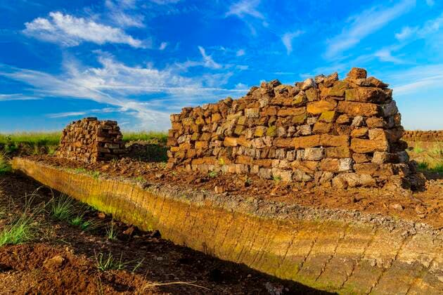 IMAGO Nature: Unsere Erde, Energiequellen, Torf Zum Trocknen aufgestapelte Torfsoden im Moor, Torfabbau im Goldenstedter Moor, Torfstich, Oldenburger Münsterland, Niedersachsen, Deutschland, Europa *** Peat sods stacked up for drying in the bog, peat cutting in the Goldenstedter Moor, peat cutting, Oldenburger Münsterland, Lower Saxony, Germany, Europe Copyright: imageBROKER/WillixRolfes ibxwro05856107.jpg