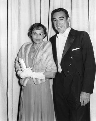 OSCARS. Bester Nebendarsteller. Preisträger 1951-1960 Anthony Quinn, wife Katherine de Mille, 25th Annual Academy Awards (1953) File Reference 34000-484THA Hollywood CA USA  Copyright: xCinemaxPublishersxCollection xThexHollywoodxArchivex 34000484THA