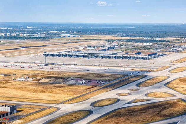 Flughafen Berlin Brandenburg BER Airport Terminal Luftbild Berlin, Deutschland - 19. August 2020: Flughafen Berlin Brandenburg BER Airport Terminal Luftbild in Deutschland. *** Berlin Brandenburg Airport BER Airport Terminal Aerial photograph Berlin, Germany 19 August 2020 Berlin Brandenburg Airport BER Airport Terminal Aerial photograph in Germany
