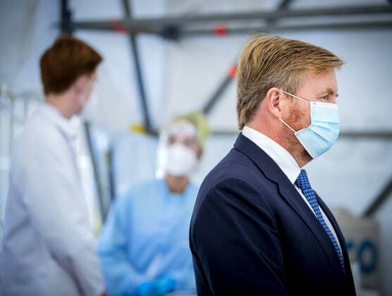 10-09-2020 Leiderdorp King Willem-Alexander visited the corona test street of the GGD Hollands Midden in Leiderdorp and the office of the GGD in Leiden.  Copyright: xPPE pool nieboer dexwaalx
