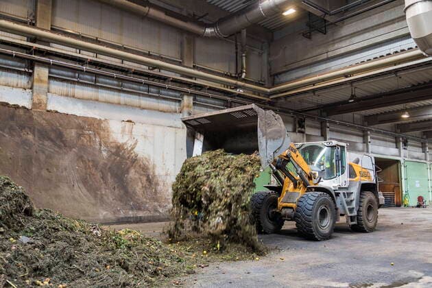 MVV Biogas Dresden GmbH Mit einem Radlader wird der angelieferte Biomüll in der MVV Biogasanlage Dresden bewegt, dabei werden die Massen aufgetürmt und anschließend in die hermetisch verschlossenen Vergärungsräume gebracht. Dort wir dann das entstehende Gas abgeleitet und das entstehende Produkt Humus kann weiter verarbeitet werden. Dresden Sachsen GERMANY *** MVV Biogas Dresden GmbH A wheel loader is used to move the organic waste delivered to the MVV Biogas plant in Dresden, where the masses are piled up and then transported to the hermetically sealed fermentation rooms, where the resulting gas is discharged and the resulting humus can be processed further Dresden Sachsen GERMANY