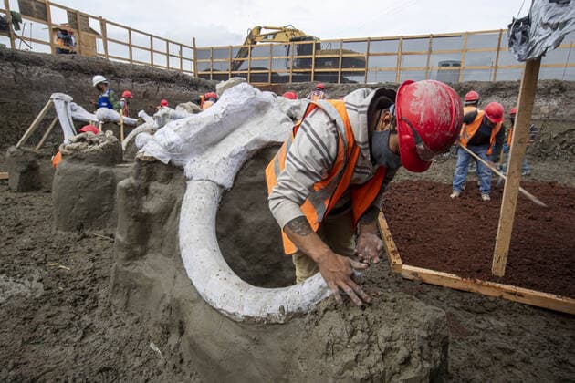 (200911) -- MEXICO CITY, Sept. 11, 2020 -- Archeologists excavate bones of mammoth skeletons found at the construction site of the new Felipe Angeles International Airport in Mexico City, Mexico, Sept. 10, 2020. (Photo by Ricardo Flores Xinhua) MEXICO-MEXICO CITY-MAMMOTH SKELETONS-DISCOVERY XinxYuewei 