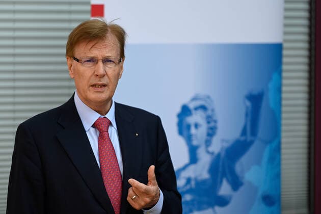 Zentralstelle zur Bekämpfung von Computer und Internetkriminalität 11 09 2020 Frankfurt x1x Zentralstelle zur Bekämpfung von Computer und Internetkriminalität ZIT at the Public Prosecutors Office Frankfurt Im Bild l r Minister of Justice North Rhine-Westphalia Peter Biesenbach Frankfurt Frankfurt Frankfurt Hessen Germany