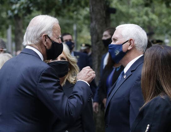 Bilder des Jahres 2020, News 09 September News Themen der Woche KW37 News Bilder des Tages Vice President Mike Pence and Democratic candidate for president Joe Biden exchange words at the 9 11 Memorial in Lower Manhattan near One World Trade Center on the 19th anniversary of the 9 11 terrorist attacks on the World Trade Center at Ground Zero in New York City on Friday, September 11, 2020.  NYP20200911101 JOHNxANGELILLO