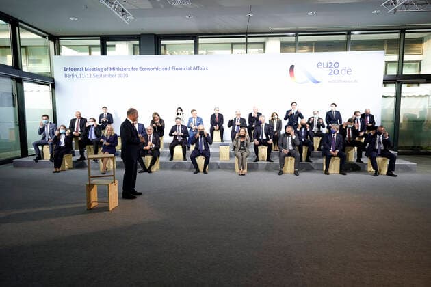 EU2020, Family photo at the Informal Meeting of European Finance Ministers in Berlin Aktuell, 11 09 2020, Berlin, Family photo at the Informal Meeting of European Finance Ministers in Berlin at the invitation of Olaf Scholz during the German EU Council Presidency Olaf Scholz explains the Ulmer Hocker Berlin Berlin Deutschland to his colleagues