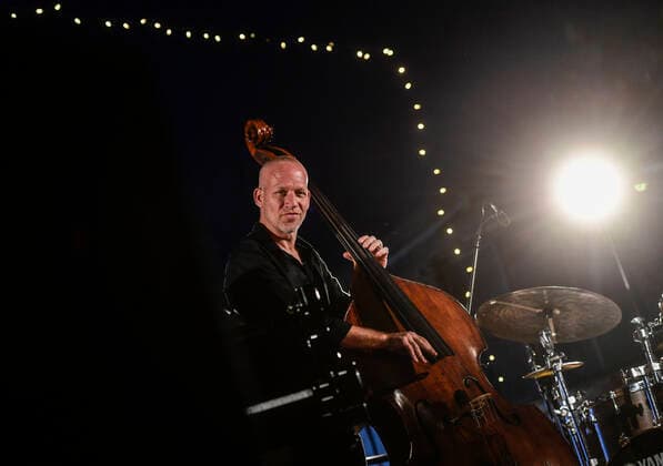 Entertainment Bilder des Tages Israeli jazz bassist Avishai Cohen performs during the opening of 24th Strings of Autumn music festival in Prague, Czech Republic, September 11, 2020. (CTKxPhoto RomanxVondrous) CTKPhotoP202009111088401 vnd 1