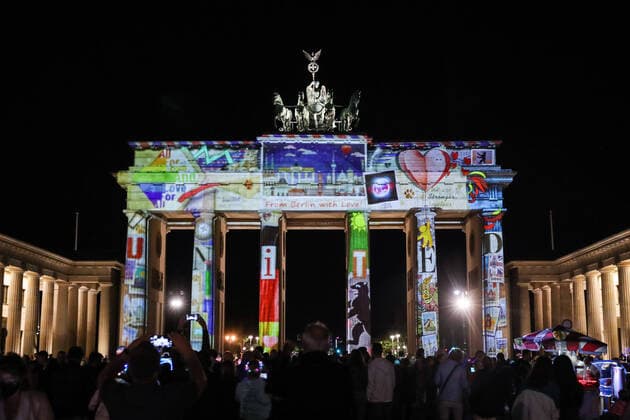Bilder des Jahres 2020, News 09 September News Themen der Woche KW37 News Bilder des Tages (200912) -- BERLIN, Sept. 12, 2020 -- Photo taken on Sept. 11, 2020 shows the Brandenburg Gate illuminated during the 2020 Festival of Lights in Berlin, capital of Germany. Berlin on Friday turned into a city of light art with the opening of the 2020 Festival of Lights which will last until Sept. 20. ) GERMANY-BERLIN-FESTIVAL OF LIGHTS ShanxYuqi 