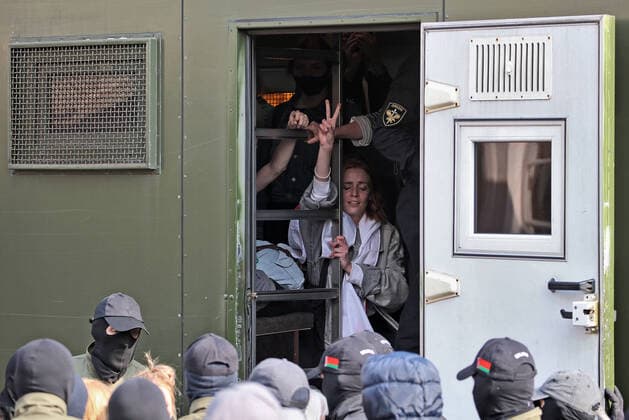 Bilder des Jahres 2020, News 09 September News Themen der Woche KW37 MINSK, BELARUS - SEPTEMBER 12, 2020: A detained protester in a police van gives a V-sign as law enforcement officers detain demonstrators in Svobody Freedom Square during a women s rally. Since the announcement of the 2020 Belarusian presidential election results on August 9, mass protests against the election results have been erupting in major cities across Belarus. According to the Central Election Commission of Belarus, incumbent president Alexander Lukashenko got 80.1% of the vote. Natalia Fedosenko TASS  TS0E6CC5