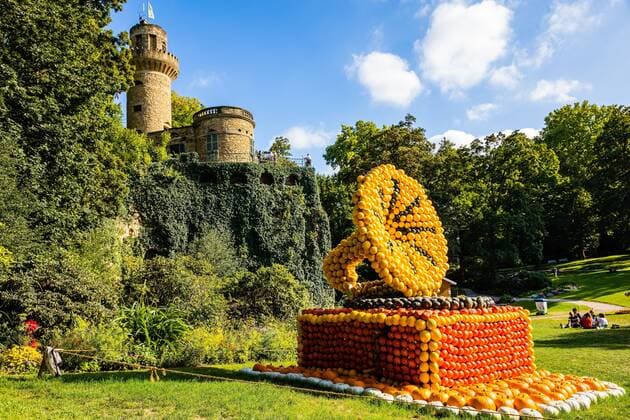 Musik liegt in der Luft 21. Kürbisausstellung im Blühenden Barock Ludwigsburg. 10.09.2020: Eine Violine, ein DJ, Elvis Presley und viele andere – im 21. Jahr der Kürbisausstellung im Blühenden Barock Ludwigsburg dreht sich alles rund um das Thema Musik. Zur Eröffnung am Freitag, 28. August, sind alle 14 Figuren vollendet und mit ausreichend Abstand zueinander im Schlosspark platziert. Passend zum 250. Geburtstag des Komponisten, findet man auf der Kürbisausstellung in diesem Jahr auch eine überlebensgroße Beethoven-Büste. Außerdem wird es noch viele weitere Figuren aus der Welt der Musik zu sehen geben , erklärt Alisa Käfer vom Veranstaltungsteam der Kürbisausstellung. Fans der Rolling Stones kommen zum Beispiel auch auf ihre Kosten. W