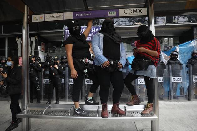 Feminist groups protest in Mexico City, Mexico, 12 September 2020. This Saturday was transformed into a day of intense mobilizations that will not stop, the feminists said, until their demands were answered. Last night the women s groups set fire to the headquarters of the CNDH in the municipality of Ecatepec and continue to be in possession of this body at its headquarters in Mexico City. Feminists in Mexico continue with their actions until they get a response to their demands !ACHTUNG: NUR REDAKTIONELLE NUTZUNG!  Copyright: xSáshenkaxGutiérrezx AME4497 20200913-637355610188550742