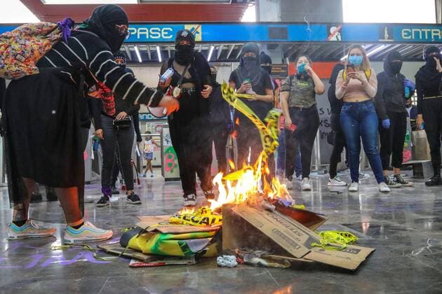Feminist groups protest in the facilities of the Metro in Mexico City, Mexico, 12 September 2020. This Saturday was transformed into a day of intense mobilizations that will not stop, the feminists said, until their demands were answered. Last night the women s groups set fire to the headquarters of the CNDH in the municipality of Ecatepec and continue to be in possession of this body at its headquarters in Mexico City. Feminists in Mexico continue with their actions until they get a response to their demands !ACHTUNG: NUR REDAKTIONELLE NUTZUNG!  Copyright: xSáshenkaxGutiérrezx AME4476 20200913-637355610224644512