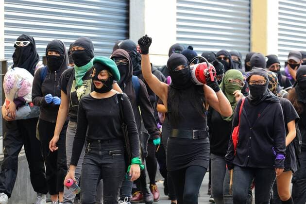 Feminist groups protest in the facilities of the Metro in Mexico City, Mexico, 12 September 2020. This Saturday was transformed into a day of intense mobilizations that will not stop, the feminists said, until their demands were answered. Last night the women s groups set fire to the headquarters of the CNDH in the municipality of Ecatepec and continue to be in possession of this body at its headquarters in Mexico City. Feminists in Mexico continue with their actions until they get a response to their demands !ACHTUNG: NUR REDAKTIONELLE NUTZUNG!  Copyright: xSáshenkaxGutiérrezx AME4498 20200913-637355610839599090