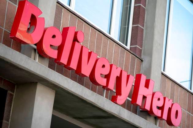 Delivery Hero Symbolfoto und Logo von Delivery Hero, der Betreiber einer Online-Bestellplattform fuer Essen und Lieferdienste hat aktuell Rekordverluste ist aber nun im DAX gelistet Berlin Berlin Deutschland *** Delivery Hero Symbolfoto and logo of Delivery Hero, the operator of an online ordering platform for food and delivery services, currently has record losses but is now listed in the DAX Berlin Berlin Germany