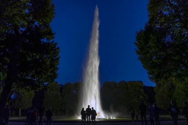 Hannover, 12.09.2020 - Illumination, beleuchtete Wasserspiele zu Händels Wassermusik in den Herrenhäuser Gärten. Seit 300 Jahren ist die grosse Fontäne mit bis zu 72 Metern die höchste Gartenfontäne Europas *** Hanover, 12 09 2020 Illumination, illuminated fountains to Handels water music in the Herrenhäuser Gärten For 300 years, the large fountain has been the highest garden fountain in Europe, reaching up to 72 metres