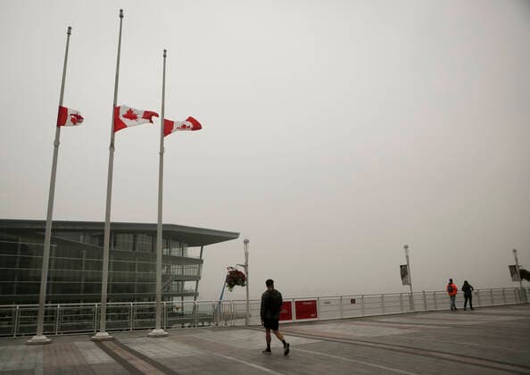 (200913) -- VANCOUVER, Sept. 13, 2020 -- The city skyline is shrouded in heavy smog in Vancouver, British Columbia, Canada, Sept. 13, 2020. As smoke from U.S. wildfires continues to blow north towards Canada, Vancouver on Sunday was among the top five major cities in the world for bad air quality according to Air Quality Index (AQI). (Photo by Xinhua) CANADA-VANCOUVER- AIR QUALITY-U.S.-WILDFIRE SMOKE LiangxSen 