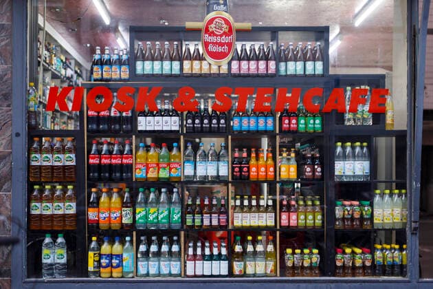 Drinks are on display in the window of a kiosk in Ehrenfeld Symbol picture, theme picture Cologne, 13 09 2020 Foto:xC.xHardtx xFuturexImage