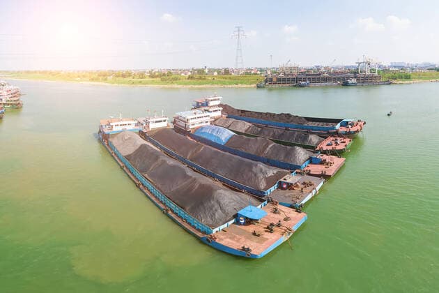 IMAGO Nature: Unsere Erde, Ressourcen, Kohle Aerial shots of cargo ships parked on the river full of coal.  752643944393342981