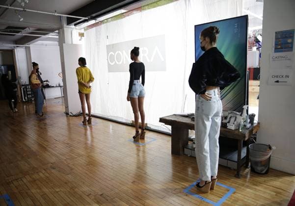 Entertainment Bilder des Tages Models wear face masks as they wait backstage at the CHOCHENG SS21 Runway Show at Contra Studios as park of New York Fashion Week on Sunday, September 13, 2020 in New York City. Due to the Coronavirus pandemic almost all shows will be virtual with no attendees and some big designers are skipping altogether.  NYP20200913115 JOHNxANGELILLO