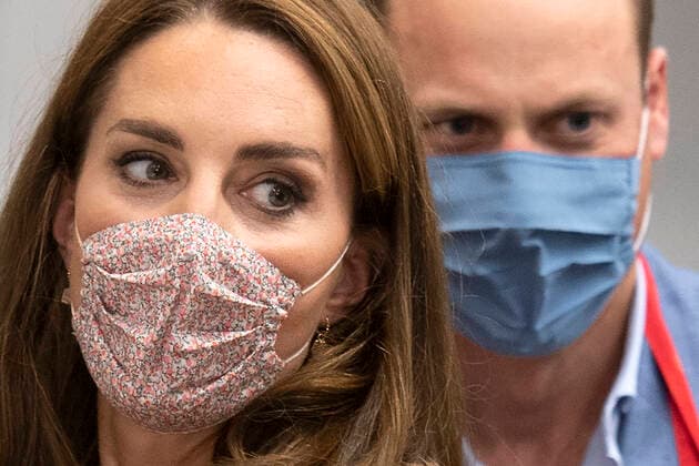 Entertainment Bilder des Tages . 15 09 2020. London, United Kingdom. Prince William and Kate Middleton, The Duke and Duchess of Cambridge, during a visit to the Beigel Bake Brick Lane Bakery in east London. The 24-hour bakery was forced to reduce their opening hours during the pandemic and The Duke and Duchess heard how this affected employees, as well as the ways in which the shop has helped the local community through food donation and delivery.  xPoolx xi-Imagesx IIM-21619-0064