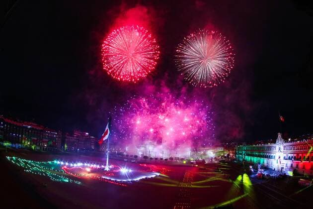General view of the light show and fireworks that explode in the sky over the Zocalo Square during the Cry of Independence ceremony, in Mexico City, Mexico, 15 September 2020. Lopez Obrador celebrated an unprecedented Cry for Independence on Tuesday in an environment marred by the coronavirus pandemic and several open political fronts. With the flag of Mexico, received from the hands of cadets of the Military College, the president appeared on the central balcony of the National Palace to give the traditional Grito in commemoration of the 210th anniversary of the beginning of Mexico s independence. Mexico celebrates ritual of Independence with an atmosphere marred by pandemic !ACHTUNG: NUR REDAKTIONELLE NUTZUNG!  Copyright: xJosexPazosx AME5155 20200916-637358372005720640