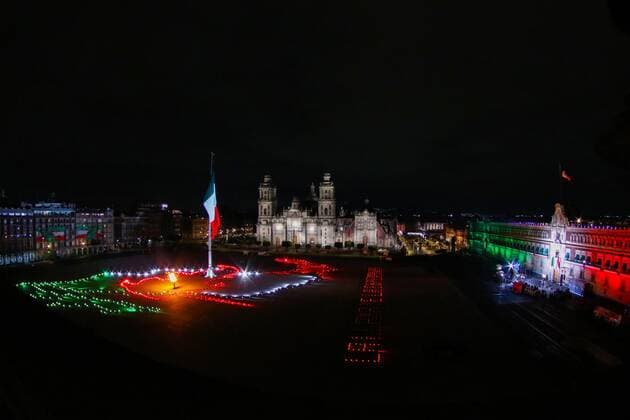 General view of the light show and fireworks that explode in the sky over the Zocalo Square during the Cry of Independence ceremony, in Mexico City, Mexico, 15 September 2020. Lopez Obrador celebrated an unprecedented Cry for Independence on Tuesday in an environment marred by the coronavirus pandemic and several open political fronts. With the flag of Mexico, received from the hands of cadets of the Military College, the president appeared on the central balcony of the National Palace to give the traditional Grito in commemoration of the 210th anniversary of the beginning of Mexico s independence. Mexico celebrates ritual of Independence with an atmosphere marred by pandemic !ACHTUNG: NUR REDAKTIONELLE NUTZUNG!  Copyright: xJosexPazosx AME5158 20200916-637358372020095915