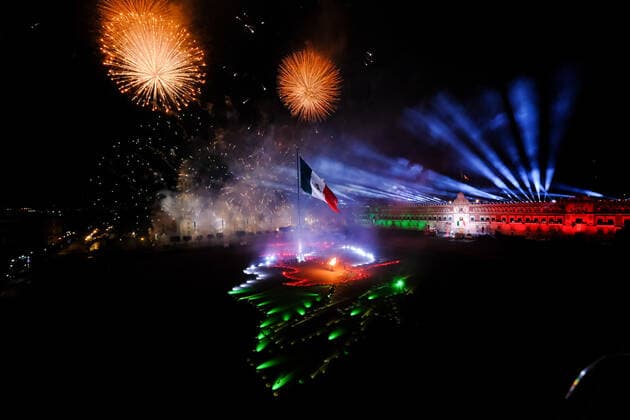 News Bilder des Tages (200916) -- MEXICO CITY, Sept. 16, 2020 -- Photo taken on Sept. 15, 2020 shows fireworks over the Metropolitan Cathedral during the Independence Day celebrations in Mexico City, capital of Mexico. (Photo by Xinhua) MEXICO-MEXICO CITY-INDEPENDENCE DAY-CELEBRATION IsraelxRosas 
