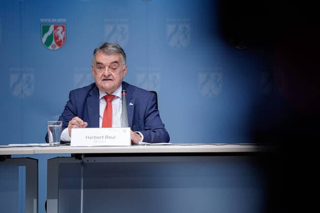 Bilder des Jahres 2020, News 09 September News Themen der Woche KW38 Innenminister von NRW bei seinem Pressestatement vom 16.09.2020 Aktuell, 16.09.2020, Duesseldorf, Innenminister von NRW Herbert Reul bei seinem Pressestatement zum Thema öRechtsextremismus in der Polizei™ am 16.09.2020 in der Staatskanzlei in Duesseldorf Duesseldorf Nordrhein-Westfalen Deutschland *** Minister of the Interior of NRW at his press statement of 16 09 2020 Aktuell, 16 09 2020, Duesseldorf, Germany, Minister of the Interior of NRW Herbert Reul at his press statement on the subject of Austrian right-wing extremism in the Polizei™ on 16 09 2020 in the State Chancellery in Duesseldorf Duesseldorf North Rhine-Westphalia Germany