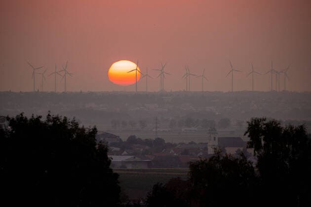 Kals am Grossglockner THEMENBILD - Sonnenaufgang bei Windkraftraeder im Windpark Parndorf, im Vordergrund Jois, am Mittwoch den 16. September 2020 Sunrise at wind turbines in the Parndorf wind farm, Jois in the foreground, on Wednesday September 16, 2020. **** ONLY GER;FRA;ITA;ESP;SUISSE;GBR **** *** Kals am Grossglockner THEME IMAGE Sunrise at wind turbines in the Parndorf wind farm, Jois in the foreground, on Wednesday 16 September 2020 Sunrise at wind turbines in the Parndorf wind farm, Jois in the foreground, on Wednesday September 16, 2020 ONLY GER FRA ITA ESP SUISSE GBR  EP_gro