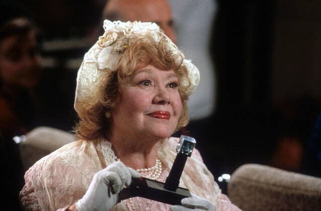 WHILE YOU WERE SLEEPING GLYNIS JOHNS Date: 1995  Mandatory credit line: Image courtesy HOLLWOOD PICTURES Ronald Grant Archive Mary Evans