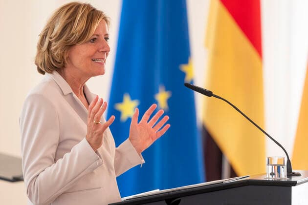Prime Minister Malu Dreyer awards job-related titles 15 09 2020