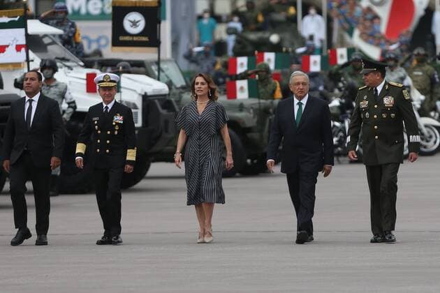 Mexican President Andres Manuel Lopez Obrador (C-R) and his wife Beatriz Gutierrez Muller(C) attend the military parade during the commemoration of the Independence Day, at the Constitution Square of Mexico City, Mexico, 16 September 2020. Mexico celebrates its Independence Day with the traditional military parade, this time without an audience due to the health contingency, in a new act that reinforces the role of the Armed Forces and doctors in the Government of Andres Manuel Lopez Obrador. Independence Day military parade in Mexico City !ACHTUNG: NUR REDAKTIONELLE NUTZUNG!  Copyright: xSashenkaxGutierrezx AME5245 20200916-637358871717206806