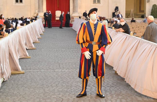 Rome General Audience Papal Swiss Guard Rome, Vatican 17 09 2020 A Swiss guard with a mouth guard awaits the start of the General Audience with Pope Francis I in the courtyard of San Damaso in the Vatican