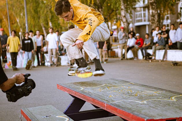 IMAGO Creative: Sport in der Stadt A skateboarder in action at Venice Beach Skate Park in Los Angeles, California, USA California City, CA, United States CR_EVUV200910-499012-01 EDITORIAL USE ONLY