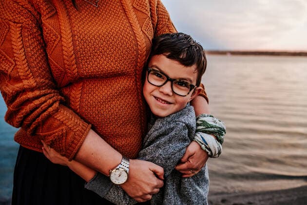 Happy young boy hugging mom near a lake on a autumn evening Denver, CO, United States CR_JEMI200913H-500371-01 ,model released, Symbolfoto