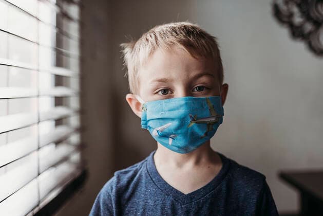 Portrait of young school aged boy with mask on with at home San Diego, CA, United States CR_KESM200908-485892-01 ,model released, Symbolfoto