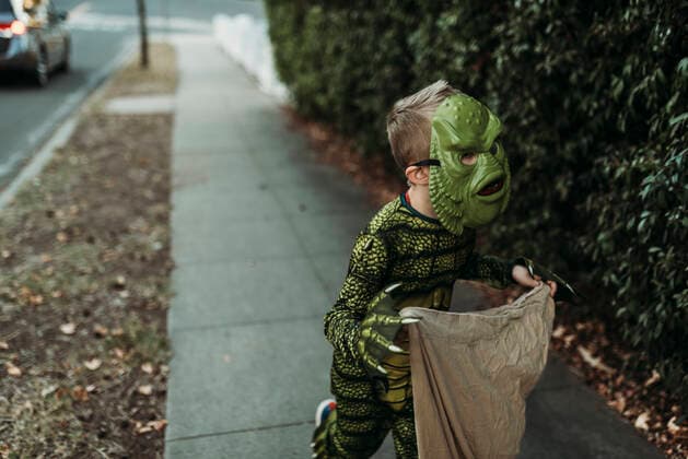 IMAGO Creative, Jahreszeit Herbst, Ferien School aged boy dressed as monster Trick-or-Treating during Halloween San Diego, CA, United States CR_KESM200909-481724-01 ,model released, Symbolfoto