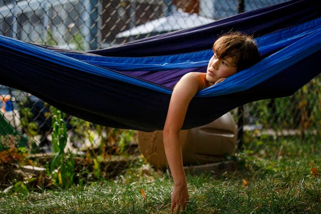 IMAGO Creative: Sommer, Sommertage im Garten Portrait of beautiful boy resting in hammock looking off into distance Columbus, OH, United States CR_RETI200908-489705-01 ,model released, Symbolfoto